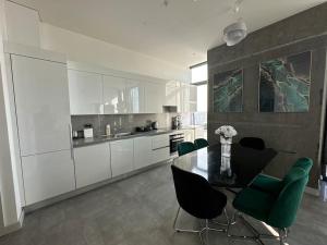 Elegant 2 bedroom apt Sinpas queen gym pools