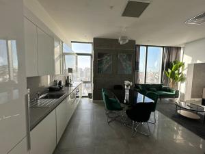 Elegant 2 bedroom apt Sinpas queen gym pools