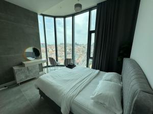 Elegant 2 bedroom apt Sinpas queen gym pools