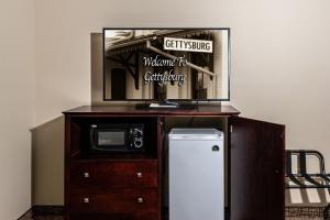 King Suite - Non-Smoking room in Comfort Suites Near Gettysburg Battlefield Visitor Center