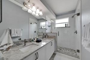 Spacious 3BR Family Home Near Sponge Docks