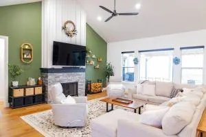 Spacious 5 bedroom 3 bath modern farmhouse in Eddy TX with pool, hot tub & Wifi - Lorena