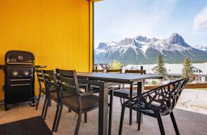 Luxury 4 BR Retreat with Hot Tub and epic mountain view