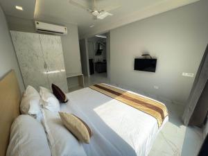 The Empire Corporate Villa Hotel Sector 29 near Fortis and Max Hospitals,Huda City Metros Station