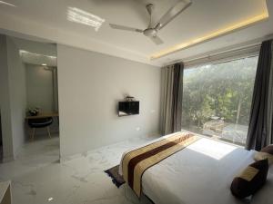 The Empire Corporate Villa Hotel Sector 29 near Fortis and Max Hospitals,Huda City Metros Station