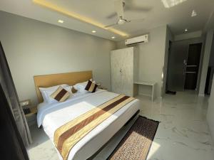 The Empire Corporate Villa Hotel Sector 29 near Fortis and Max Hospitals,Huda City Metros Station