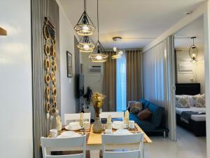 1 BedroomDeLuxe Condo wBalcony, Pool & Gym