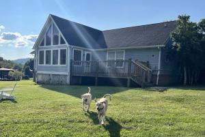 Bears Valley Inn - Cozy Pet Friendly Family Retreat - 15 Min to Top Attractions - Game Room & Private Fishing Hole