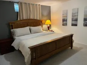 Licensed spacious basement suite with one king-size bed - Rosedale