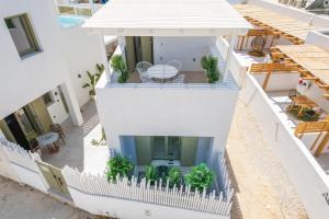 Joelia Suites in Naousa Paros with private jacuzzi!