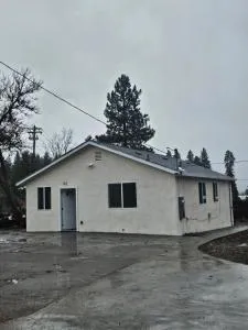 Cute Little House at Mt Shasta - 沙斯塔山