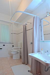 Chambre Double ou Lits Jumeaux - Accessible aux Personnes à Mobilité Réduite