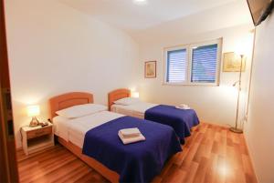 House with garden and Barbecue grill in Murter