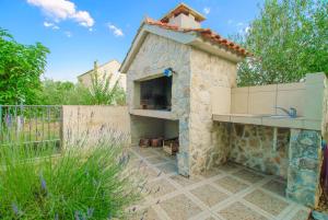 House with garden and Barbecue grill in Murter