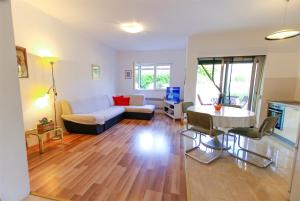 House with garden and Barbecue grill in Murter