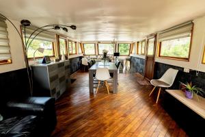 Nuit insolite à bord dune péniche, 6 personnes