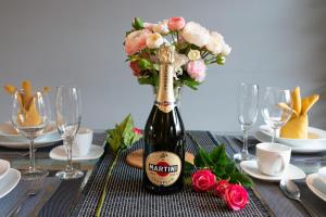 2BR Next to City Centre & Queens Uni w Spa Bath - Pass the Keys