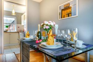 2BR Next to City Centre & Queens Uni w Spa Bath - Pass the Keys