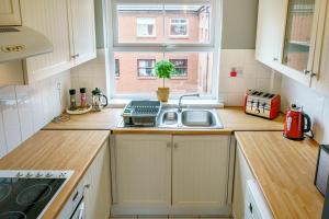 2BR Next to City Centre & Queens Uni w Spa Bath - Pass the Keys