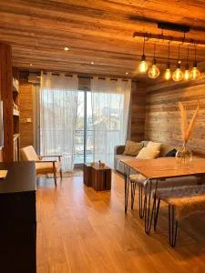 Alpe d'Huez Le Majestic 2 skis aux pied - Villard-Reculas