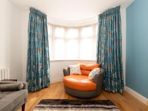 4 Bed house Parking 5 mins Sidcup Station - Pass the Keys