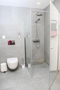 Rami erdvė šalia miško ir ežero darbui ir poilsiui