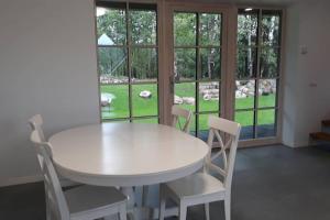 Rami erdvė šalia miško ir ežero darbui ir poilsiui