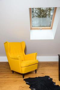 Rami erdvė šalia miško ir ežero darbui ir poilsiui