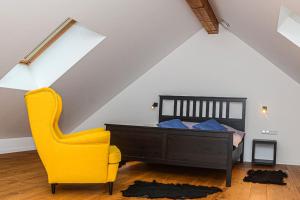 Rami erdvė šalia miško ir ežero darbui ir poilsiui