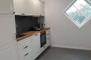 Rami erdvė šalia miško ir ežero darbui ir poilsiui