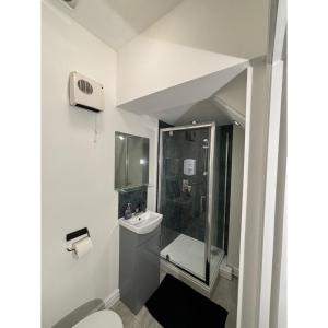 Modern 1 Bedroom Apartment with Free Parking Near the M6 and Birmingham