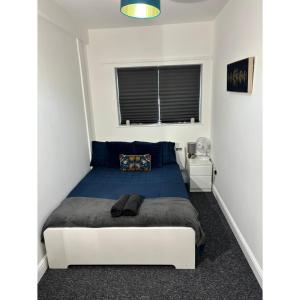 Modern 1 Bedroom Apartment with Free Parking Near the M6 and Birmingham