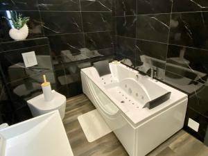 B&B / Chambres d'hotes Domaine VALENQUERCY : photos des chambres