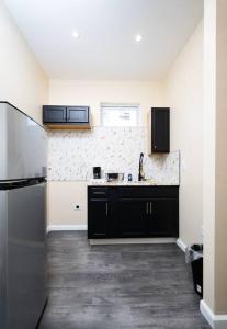 Charming 2BR Apt Balcony Views of Darby Creek