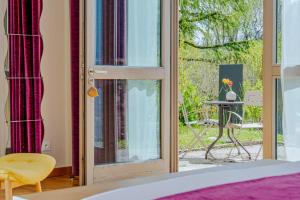 Hotels Demeures & Chateaux Auberge de la Tour - Hotel & Restaurants - Marcoles Auvergne : Chambre Double avec Terrasse