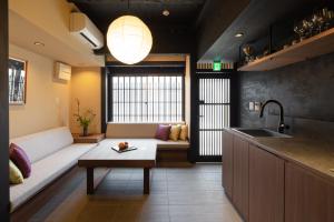 安吉居 百年町屋 近京都站 地暖 半露天浴缸 日式庭院 公交站2分 五条地铁站8分 双卫生间 双淋浴