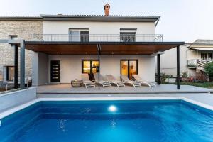The Light On The Hill - 80m2 luxury apartment with private pool