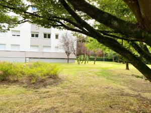 Sejours chez l'habitant Bed and Breakfast Nantes au calme proche aeroport, gare et centre-ville : Chambre Lit Queen-Size - Vue sur Jardin