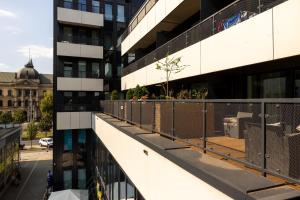 White Marble in Black Pearl Chic City Centre