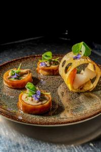 Hotels Demeures & Chateaux Auberge de la Tour - Hotel & Restaurants - Marcoles Auvergne : photos des chambres