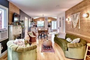 Le Chickadee Chalet, Near Mont-Tremblant, River & Beach View, Wooded Area