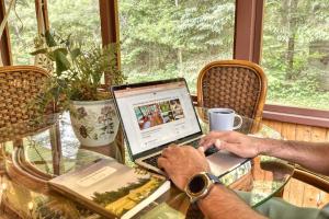 Le Chickadee Chalet, Near Mont-Tremblant, River & Beach View, Wooded Area