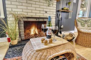 Le Chickadee Chalet, Near Mont-Tremblant, River & Beach View, Wooded Area