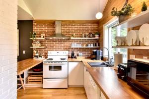 Le Chickadee Chalet, Near Mont-Tremblant, River & Beach View, Wooded Area