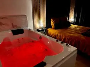 Boudoir Margot - Luxury room balnéo - Cusset