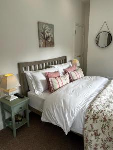 Flower Cottage by Ludlow Castle with Onsite Parking