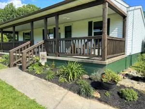 Grassy Meadow Getaway - HOT TUB! - Bison