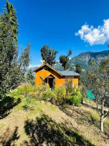 Hunting Wood Tree Cottage Seri