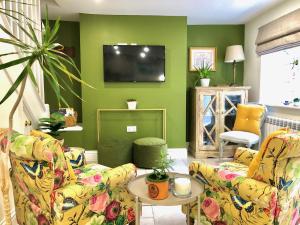 Flower Cottage by Ludlow Castle with Onsite Parking