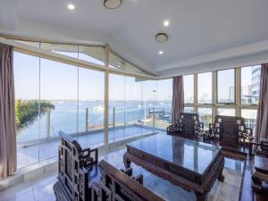 WaterFront Stunning Antique 4Rms 7Beds HolidayHome